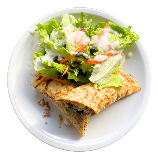 Gefüllte Pfannkuchen mit Hackfleisch, Gemüse und Käse dazu Blattsalat