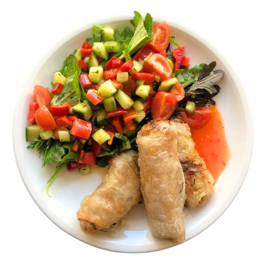 Hausgemachte vegetarische Frühlingsrollen mit Sweet-Chilli-Dip dazu gemischter Salat