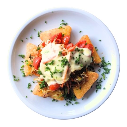 Kartoffelrösti mit Gemüsestreifen und Käse überbacken