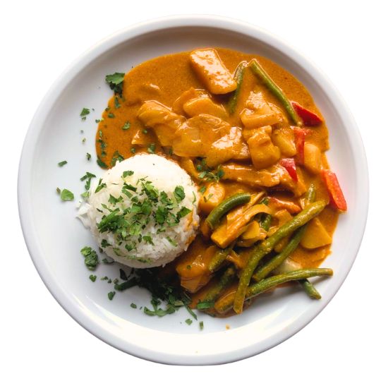 Massaman Curry mit Kartoffeln, Gemüse, Erdnüsse dazu Reis