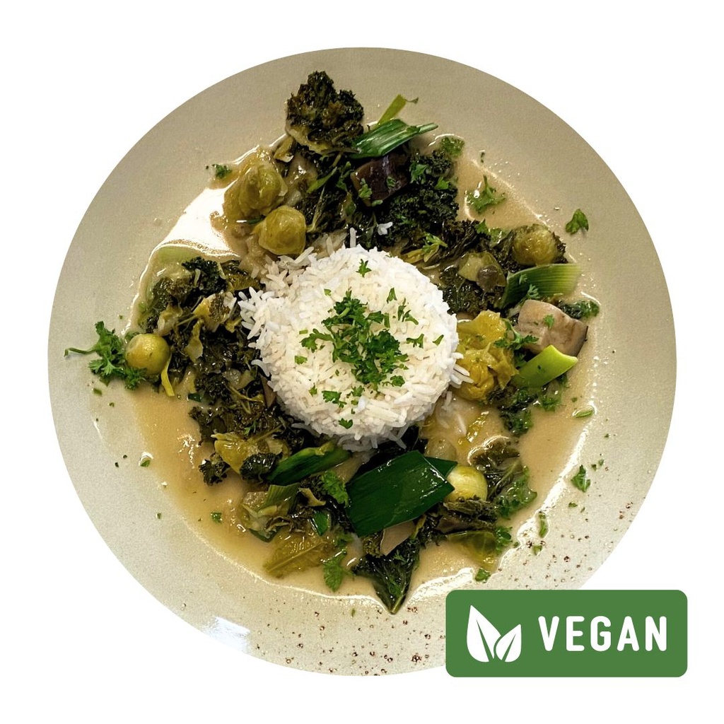 Grünes Thai-Gemüse-Kokoscurry mit Tempeh und Reis
