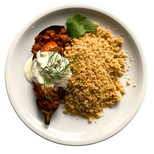 Karnyarik dazu Couscous und Knoblauch Joghurt (gefüllte Aubergine mit Tofu)