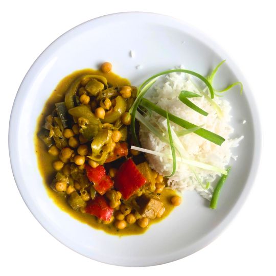 Indisches Kichererbsen-Kokos-Curry mit Reis, Gemüse und Joghurt