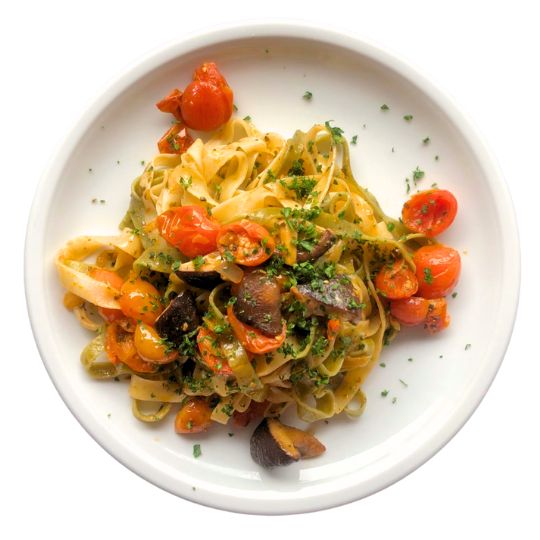 Tagliatelle mit Pilzen, Tomaten,Frühlingslauch Kräuter und Sahne 