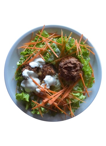 Hirse-Gemüsemuffins mit Knoblauch-Joghurt und Salat