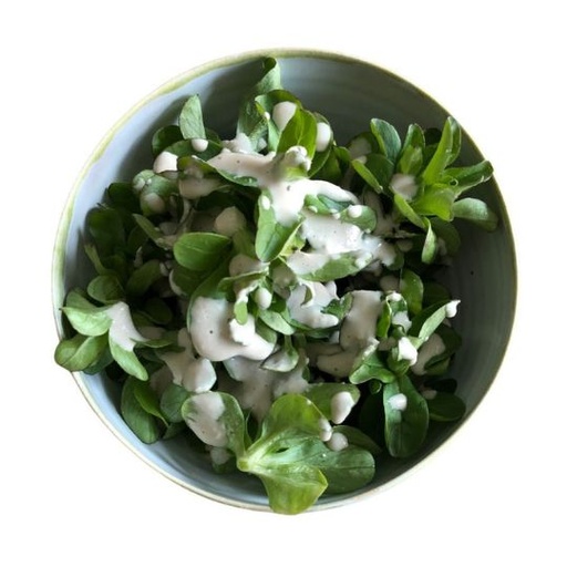 Blattsalat mit Sonnenblumenkern-Dressing und gerösteten Kürbis-Kernen